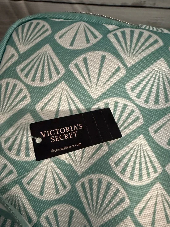 Victoria’s Secret green and white Shell-Print insulated cooler with Front Pocket - Picture 5 of 8